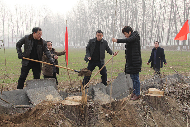 博農(nóng)集團(tuán)領(lǐng)導(dǎo)、基層黨政負(fù)責(zé)人等同志積極參加植樹(shù)活動(dòng)
